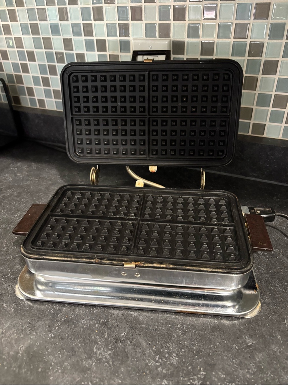 Vintage Toastess waffle iron/griddle